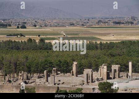 Blick auf Persepolis und die verschlungene Schnitzerei. Palast von Darius dem Großen aus dem Grab von Artaxerxes II, Persepolis, Shiraz, Iran Stockfoto