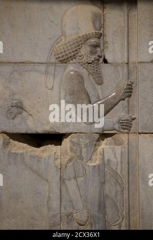 Apadana Palastruinen und Reliefs, Persepolis, Iran. Median Mann in Erleichterung. Die Meder waren ein altes iranisches Volk, das in einem Gebiet lebte, das als Medien bekannt ist Stockfoto