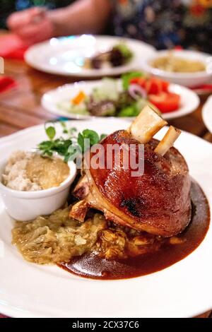 Schweinshaxe im kommunistischen Restaurant Oberża pod Czerwonym Wieprzem, Warschau, Polen Stockfoto