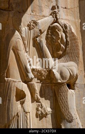 Bas Relief, Persepolis, Iran. Darius der große stach einen Löwen in Kopf und Brust, Persepolis, Iran Stockfoto