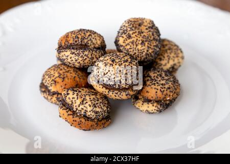 Das Stillleben der traditionellen polnischen baletki z makiem - der Mohn Mit Marmelade gefüllte Sandwichkekse Stockfoto