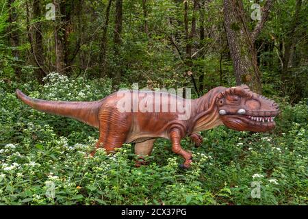 Cave City Kentucky, USA 09-24-20 Dinosaur World ist ein großartiges Outdoor-Ziel für Kinder mit lebensgroßen Dinosauriernachbildungen und praktischen Aktivitäten. Stockfoto