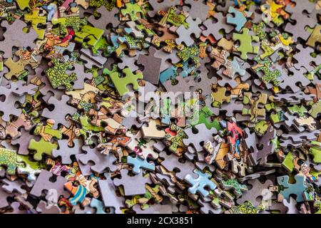 Puzzleteile in einem Karton Stockfoto
