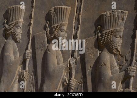 Filigrane Schnitzerei. Palast von Darius der Große, auch als Tachara, Persepolis, Shiraz, Iran bekannt. Persische Soldaten Stockfoto