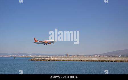 Flugzeug, das auf einer kleinen Landebahn landet Die Mitte des Meeres in Gibraltar Stockfoto