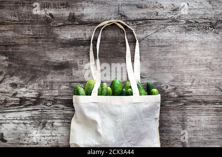 Tasche Canvas Stoff weiß für mockup leere Vorlage auf Holzhintergrund mit vegetebles innen: Gurken. Null Abfall.Keine Plastiktüten.Handgemachtes Einkaufen Stockfoto