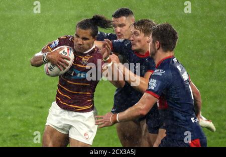 Huddersfield Giants' Ashton Golding (links) bekommt Pass Hull KR's Nick Rawsthorne, will Tate und Matt Parcell (rechts) auf seinem Weg zum ersten Versuch seiner Seite des Spiels während des Betfred Super League-Spiels im John Smith's Stadium, Huddersfield. Stockfoto