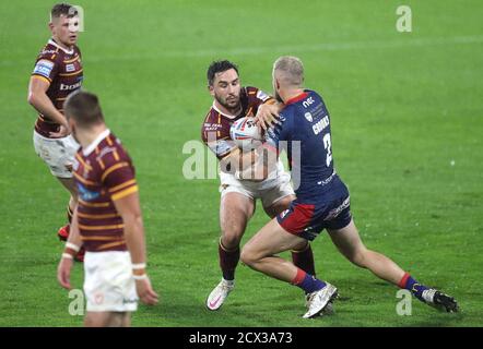 Huddersfield Giants' Tom Holmes wird von Hull KR's Ben Crooks (rechts) während des Betfred Super League Spiels im John Smith's Stadium, Huddersfield, angegangen. Stockfoto