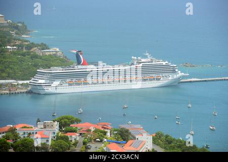 Karneval das Kreuzfahrtschiff Valor dockte in Charlotte Amalie in Saint Thomas, amerikanische Jungferninseln, USA an. Stockfoto