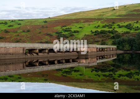 Meldon Damm und Hügel spiegeln sich in einem Stausee Stockfoto