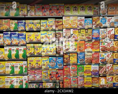Auswahl an Frühstückscerealien im Supermarkt. Stockfoto