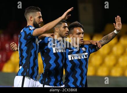 Benevento, Italien. September 2020. Inter Mailands argentinischer Stürmer Lautaro Martinez (R) feiert mit seinen Teamkollegen Inter Mailands italienischer Mittelfeldspieler Roberto Gagliardini (R) und Inter Mailands marokkanischem Mittelfeldspieler Achraf Hakimi ein Tor beim Fußballspiel der Serie A Benevento Calcio gegen den FC Internazionale Milano. Inter gewann 5:2. Kredit: Unabhängige Fotoagentur/Alamy Live Nachrichten Stockfoto