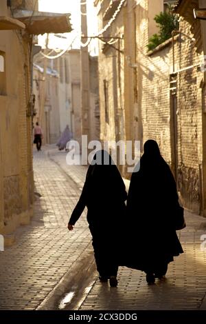 Iranische Frauen in schwarzem Tschador in Shiraz, Iran. Stockfoto