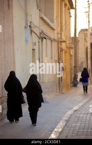 Iranische Frauen in schwarzem Tschador in Shiraz, Iran. Stockfoto