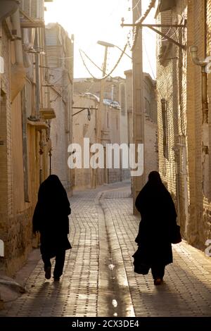 Iranische Frauen in schwarzem Tschador in Shiraz, Iran. Stockfoto