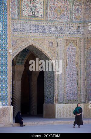 Iranische Frau im Hof der Vakil-Moschee, Shiraz, Iran Stockfoto