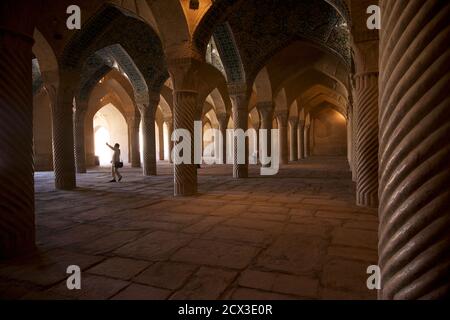 Shabestan Säulen im Gebetsraum der Moschee Vakil, Shiraz, Iran Stockfoto