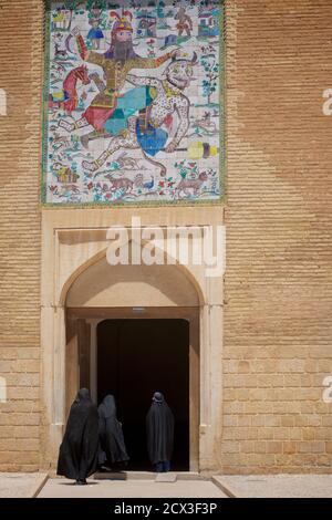 Iranische Frauen in muslimischer Kleidung, Zitadelle von Karim Khan, Shiraz, Iran. ARG-e Karim Khan Stockfoto