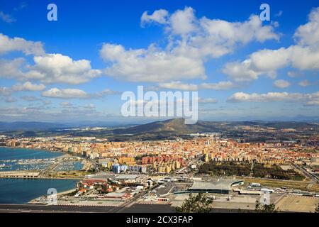 Weitwinkel landschaftlich reizvoller Blick von der Spitze des Felsens von Gibraltar auf Malaga, mit Wolkenlandschaft Stockfoto