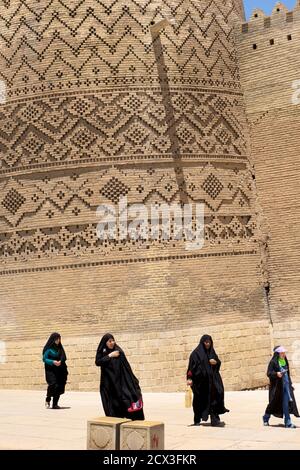 Iranische Frauen in muslimischer Kleidung, Zitadelle von Karim Khan, Shiraz, Iran. ARG-e Karim Khan Stockfoto