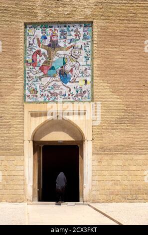 Iranische muslimische Frau in Tschador, Zitadelle von Karim Khan, Shiraz, Iran. ARG-e Karim Khan Stockfoto