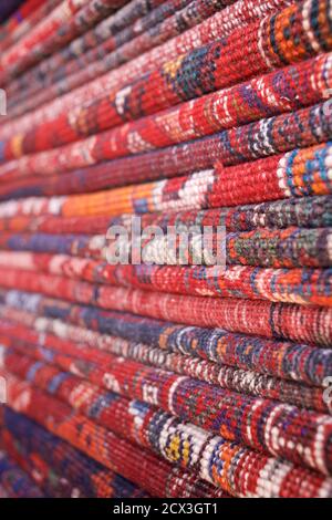 Detail der Ikonographie auf einem persischen Teppich zum Verkauf auf dem Vakil Basar in Shiraz, Iran Stockfoto