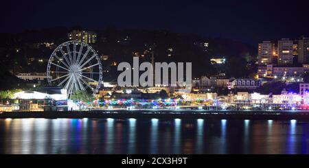 Torquay Promenade beleuchtet in der Nacht mit schönen Reflexionen im Meer unten. Ein gemeinsamer Badeort beliebt bei Touristen und befindet sich in dann Stockfoto