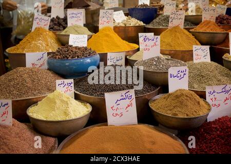 Kräuter und Gewürze zum Verkauf in Vakil Basar, Shiraz, Iran Stockfoto