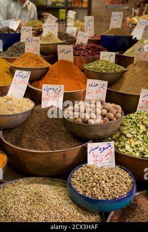 Kräuter und Gewürze zum Verkauf in Vakil Basar, Shiraz, Iran Stockfoto