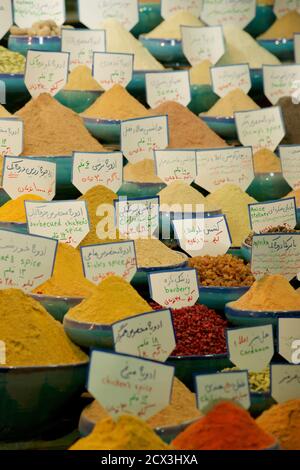 Kräuter und Gewürze zum Verkauf in Vakil Basar, Shiraz, Iran Stockfoto