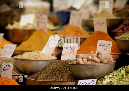 Kräuter und Gewürze zum Verkauf in Vakil Basar, Shiraz, Iran Stockfoto