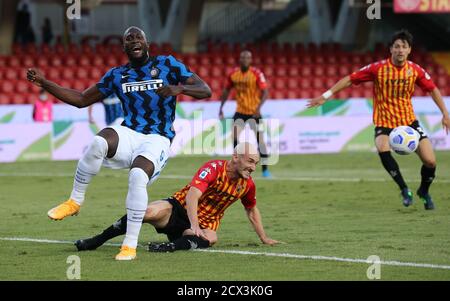 Benevento, Italien. September 2020. Inter Mailands belgischer Stürmer Romelu Lukaku reagiert nach dem Kampf mit Benevento Luca Caldirola während des Fußballspiels Benevento Calcio gegen den FC Internazionale Milano. Inter gewann 5:2. Kredit: Unabhängige Fotoagentur/Alamy Live Nachrichten Stockfoto