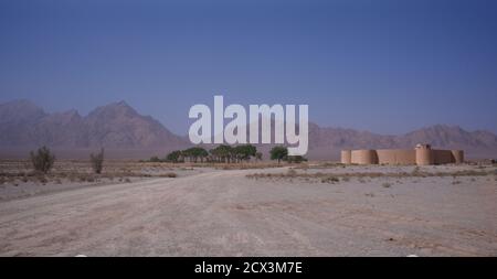 Der Zein-o-DIN Caravanserai befindet sich in Zein-o-din an der Yazd-Kerman Straße, Iran. Die Karawanserei stammt aus dem 16. Jahrhundert und liegt an der alten Seidenstraße. Es ist eines von 999 solcher Gasthäuser, die während der Herrschaft von Schah Abbas I gebaut wurden, um Einrichtungen für Reisende zur Verfügung zu stellen. Von diesen ist Zeinodin eine von zwei Karawansereien mit runden Türmen gebaut. Nach der Renovierung wurde es als Gasthaus betrieben Stockfoto