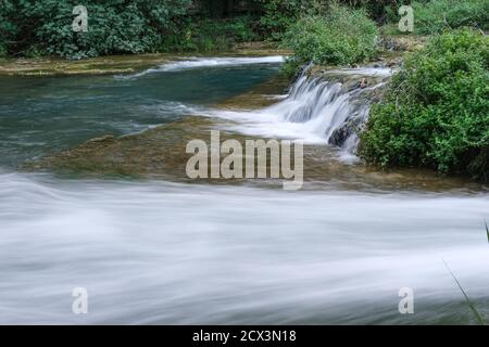 Wasserfälle, die vom Fluss elsa im Flusspark erzeugt werden Von colle di val d'elsa toskana italien Stockfoto