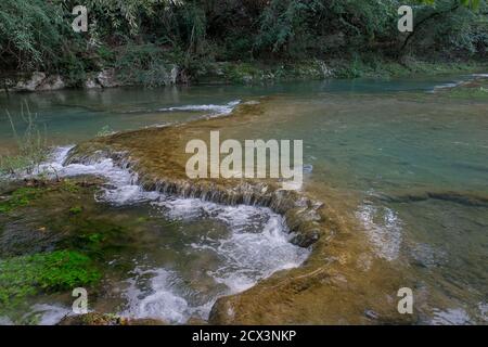 Kleine Wasserfälle durch den Fluss elsa im Fluss produziert park von colle di val d'elsa toskana italien Stockfoto