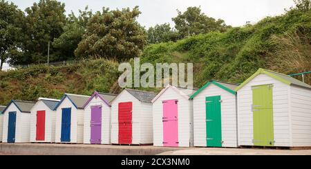 Bunte Strandhütten am Meadfoot Beach in Torquay, Devon Stockfoto