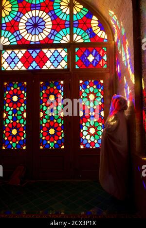 Sonnenlicht erhellt das Buntglas des Wintergebetssaals Der Nazir ul Mulk Moschee Shiraz Iran Stockfoto