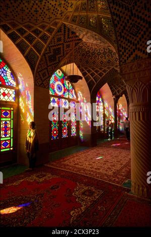 Sonnenlicht erhellt das Buntglas des Wintergebetssaals Der Nazir ul Mulk Moschee Shiraz Iran Stockfoto