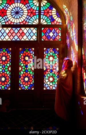 Sonnenlicht erhellt das Buntglas des Wintergebetssaals Der Nazir ul Mulk Moschee Shiraz Iran Stockfoto