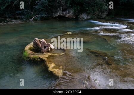 Kleine Wasserfälle durch den Fluss elsa im Fluss produziert park von colle di val d'elsa toskana italien Stockfoto