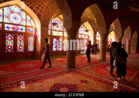 Sonnenlicht erhellt das Buntglas des Wintergebetssaals Der Nazir ul Mulk Moschee Shiraz Iran Stockfoto