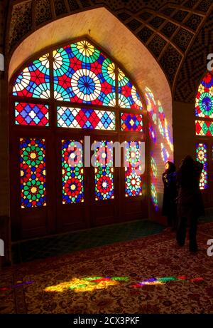 Sonnenlicht erhellt das Buntglas des Wintergebetssaals Der Nazir ul Mulk Moschee Shiraz Iran Stockfoto