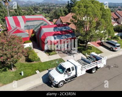 Luftaufnahme der Villa mit einem roten und grünen Zelt bedeckt, während für Termiten, Rancho Bernardo California, USA begast. September 2020 Stockfoto