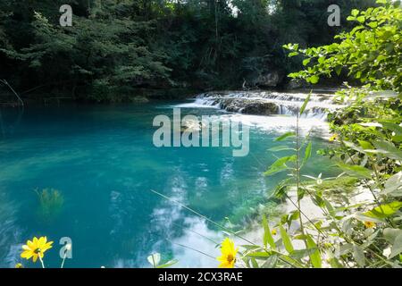 Kleine Wasserfälle durch den Fluss elsa im Fluss produziert park von colle di val d'elsa toskana italien Stockfoto