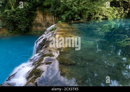 Wasserfälle, die vom Fluss elsa im Flusspark erzeugt werden Von colle di val d'elsa toskana italien Stockfoto