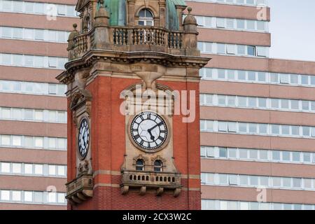 Nottingham, England - 10. November 2020: Victoria Centre Uhrenturm in Nottingham Shopping Mall, in Nottingham City Centre. Stockfoto