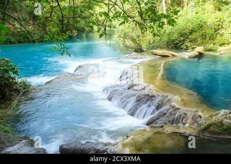 Kleine Wasserfälle durch den Fluss elsa im Fluss produziert park von colle di val d'elsa toskana italien Stockfoto