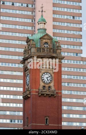 Nottingham, England - 10. November 2020: Victoria Centre Uhrenturm in Nottingham Shopping Mall, in Nottingham City Centre. Stockfoto