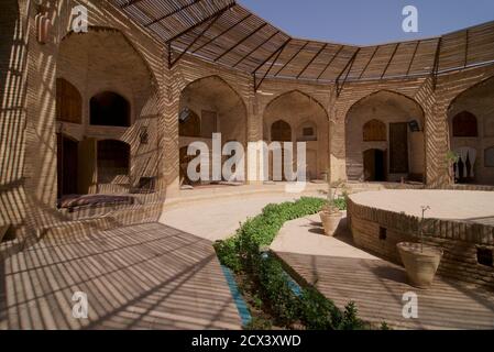 Der Zein-o-DIN Caravanserai befindet sich in Zein-o-din an der Yazd-Kerman Straße, Iran. Die Karawanserei stammt aus dem 16. Jahrhundert und liegt an der alten Seidenstraße. Es ist eines von 999 solcher Gasthäuser, die während der Herrschaft von Schah Abbas I gebaut wurden, um Einrichtungen für Reisende zur Verfügung zu stellen. Von diesen ist Zeinodin eine von zwei Karawansereien mit runden Türmen gebaut. Nach der Renovierung wurde es als Gasthaus betrieben Stockfoto