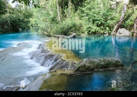 Wasserfälle, die vom Fluss elsa im Flusspark erzeugt werden Von colle di val d'elsa toskana italien Stockfoto